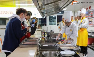 ����w�|�����˚�W(w��ng)�t�����İ��ՌW(xu��)�N�[��?c��)��?></a></div>
						<div   id="4gk9qeq"   class="right"><strong><a href="/xuexiaoxinwen/8788.html" title="����w�|�����˚�W(w��ng)�t�����İ��ՌW(xu��)�N�[��?c��)��? target="_blank">����w�|�����˚�W(w��ng)�t�����İ��ՌW(xu��)�N�[��?c��)��?/a></strong><span>2022-12-12</span>��(d��o)�Z�������˚�W(w��ng)�t�����������u����ʥ ���������������W(xu��)�����|�� �N��С���_������w� �W(xu��)�N�F(xi��n)�����ܲ��� ֱ���^���˔�(sh��)�����f �����ҵķ۽z���ǟ���ߝq ׌�҂������һ�¾���˲�g �W(xu��)�N��ӛ֮����ը�� �������С����ͨ�^ը�����T�ٺ��m���^�������ώ�����...<br /><a href="/xuexiaoxinwen/8788.html" target="_blank">�鿴ȫ��>></a>
<div   id="4gsqdch"   class="jia">						
	<!--JiaThis Button BEGIN
	<div   class="kstfwye"   id="ckepop">
		<span id="744zsmd"    class="jiathis_txt">��������</span>
		<a class="jiathis_button_icons_1"></a>
		<a class="jiathis_button_icons_2"></a>
		<a class="jiathis_button_icons_3"></a>
		<a class="jiathis_button_icons_4"></a>
		<a  class="jiathis jiathis_txt jtico jtico_jiathis" target="_blank"></a>
	</div>
	<script type="text/javascript" src="http://v2.jiathis.com/code/jia.js" charset="utf-8"></script>-->
	<!-- JiaThis Button END-->
</div>						
						</div> 	
						<div   id="o9c4em4"   class="clear"></div>
					</li><li>
						<div   id="4ktyly9"   class="left"><a href="/xuexiaoxinwen/8787.html" target="_blank"><img src=