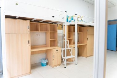 �ذ������������|���I(y��)�W(xu��)У�W(xu��)�ӵ�һ�쾹���@�ӣ�